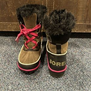 Sorel women’s waterproof fur snow boots, size 6 1/2, size 6.5